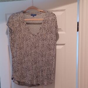 Apt 9 V-Neck Tee. Large Gray And White Animal Type Print. Cap Sleeve.